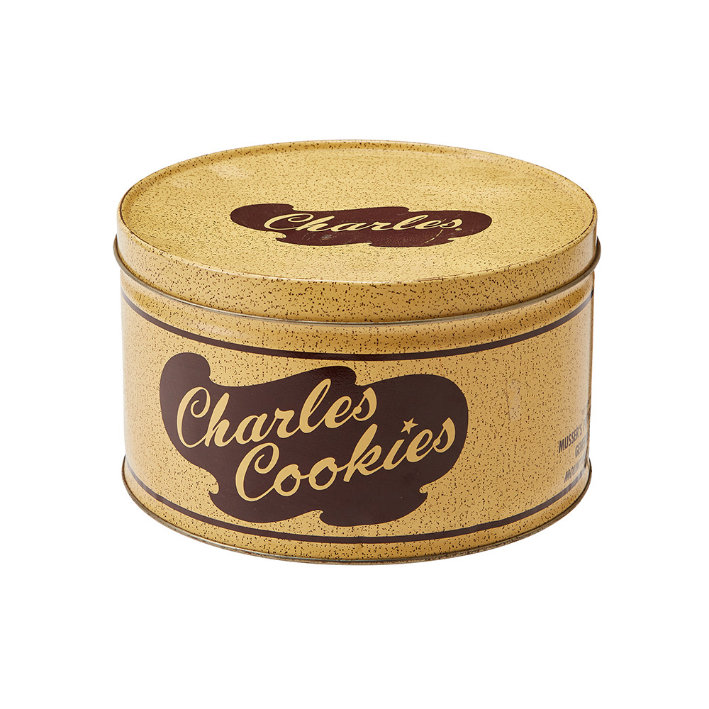 缶　クリームｘブラウン　Ｍ　”Ｃｈａｒｌｅｓ　Ｃｏｏｋｉｅｓ”