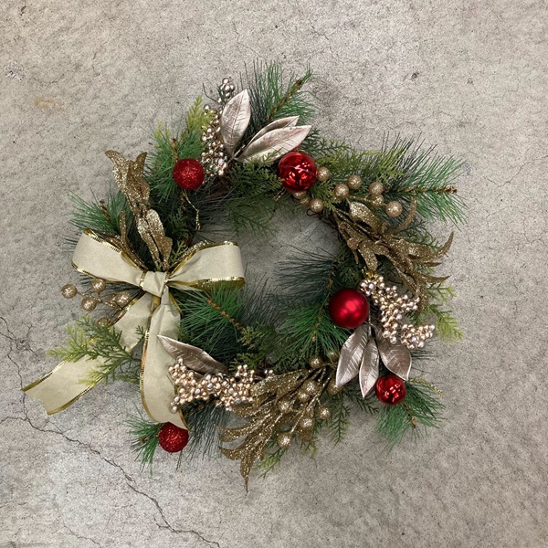 リース　ゴールドリーフx赤オーナメント