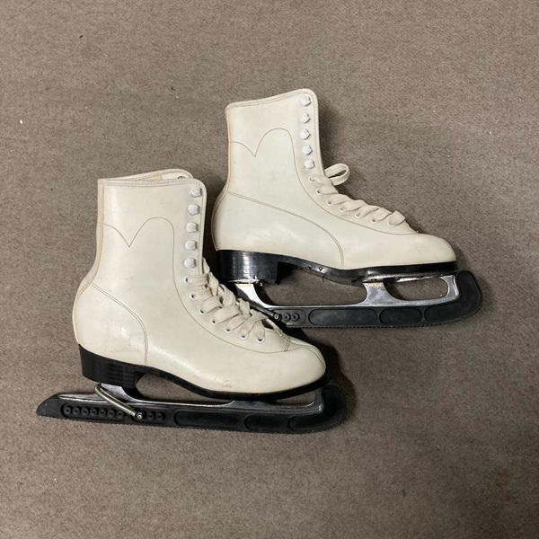フィギュアスケート靴（23.5cm）