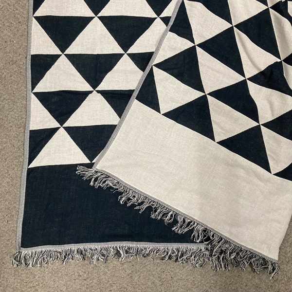 マルチカバー　ブラックｘグレー 三角模様