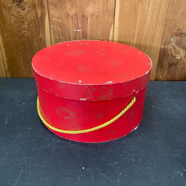 帽子ボックス　レッドｘゴールドイラスト