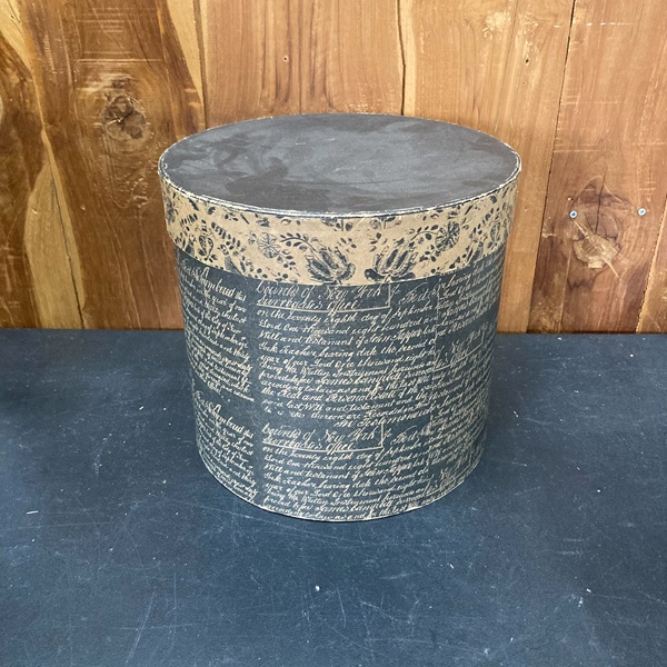 ラウンドボックス　ブラックx英字