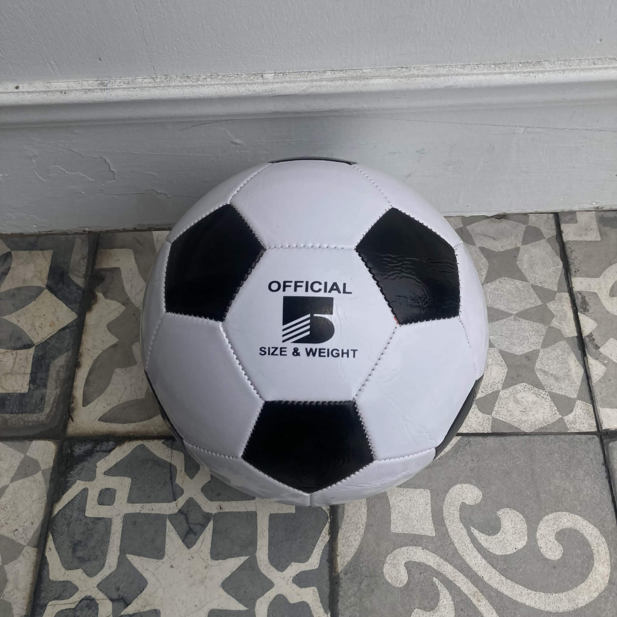 サッカーボール　モノクロ　"OFFICIAL 5"